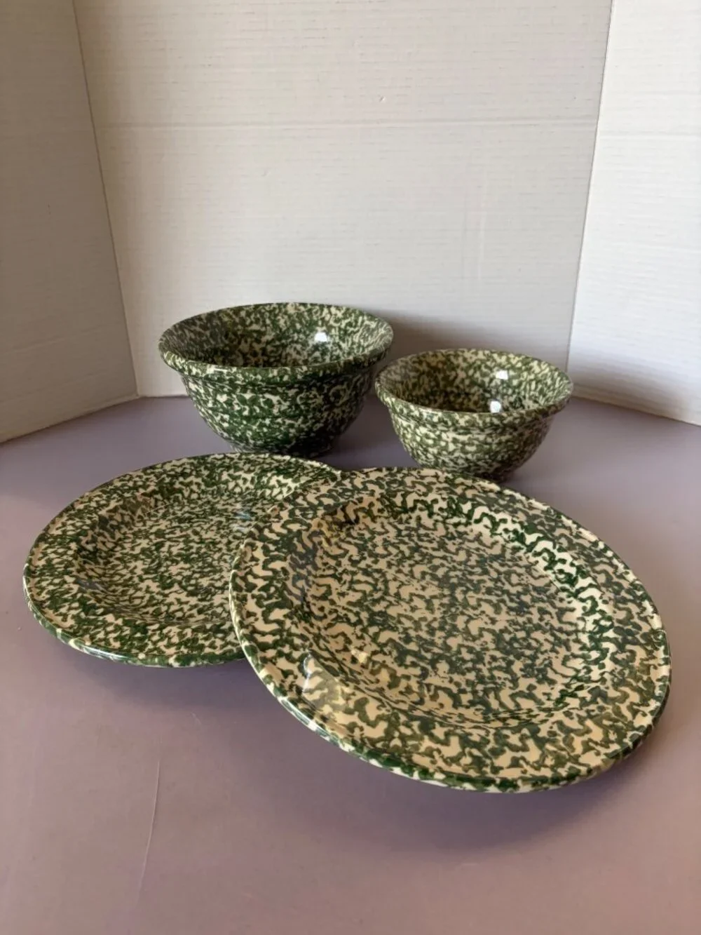 Set Of 4 Green & Cream Splatter Enamelware Plates & Bowls By The Workshops Of Ge